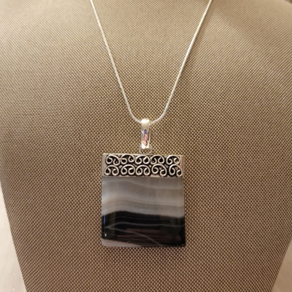 UNIQUE STERLING SILVER BANDED ONYX PENDANT AND CHAIN
